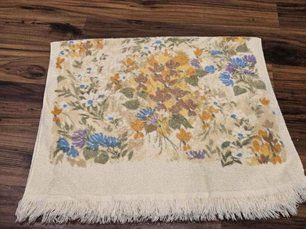 Vtg Cannon Royal Family Floral Bath Towel Fringe Shabby Chic Retro Cottagecore